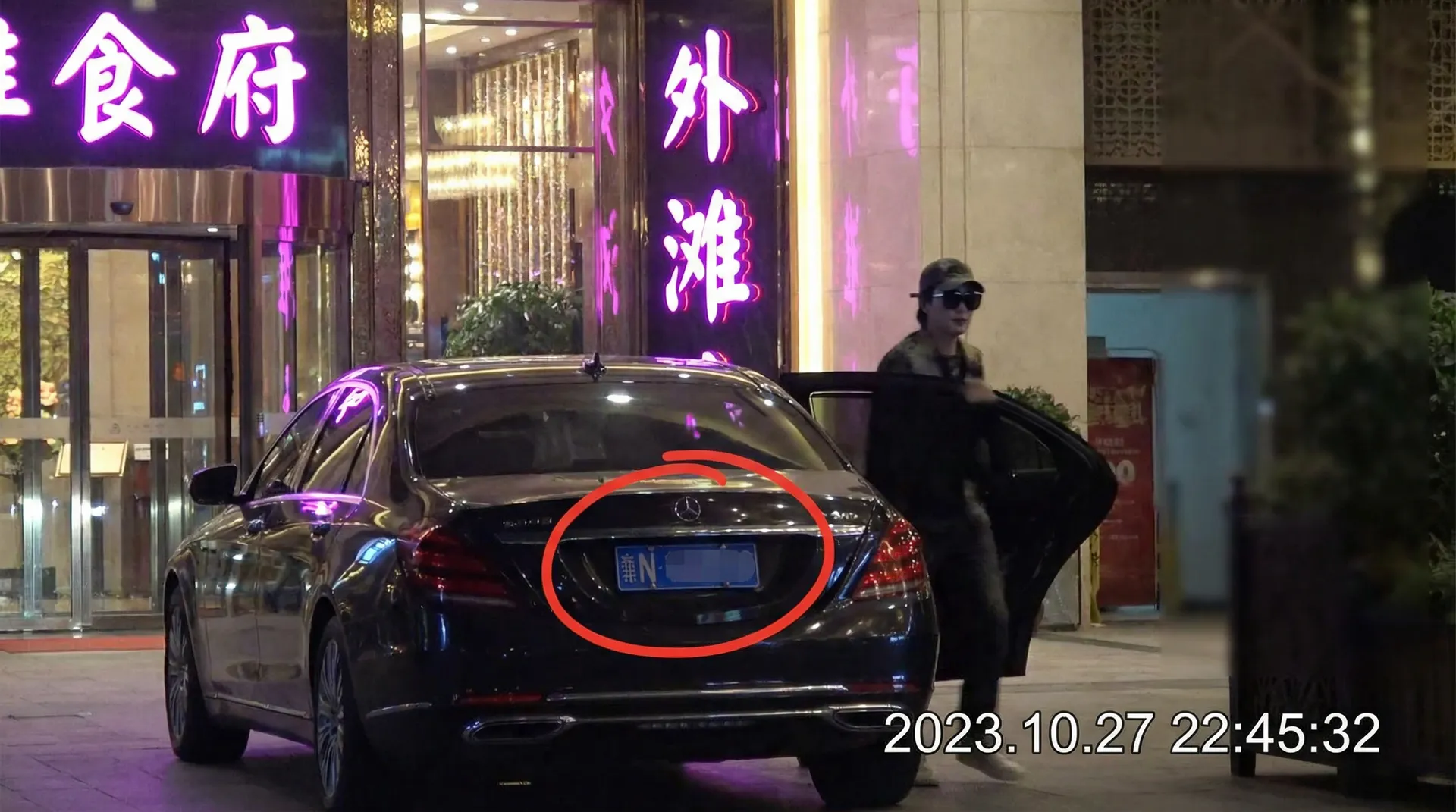 12BETapp - 某明星深夜现身高档餐厅被拍